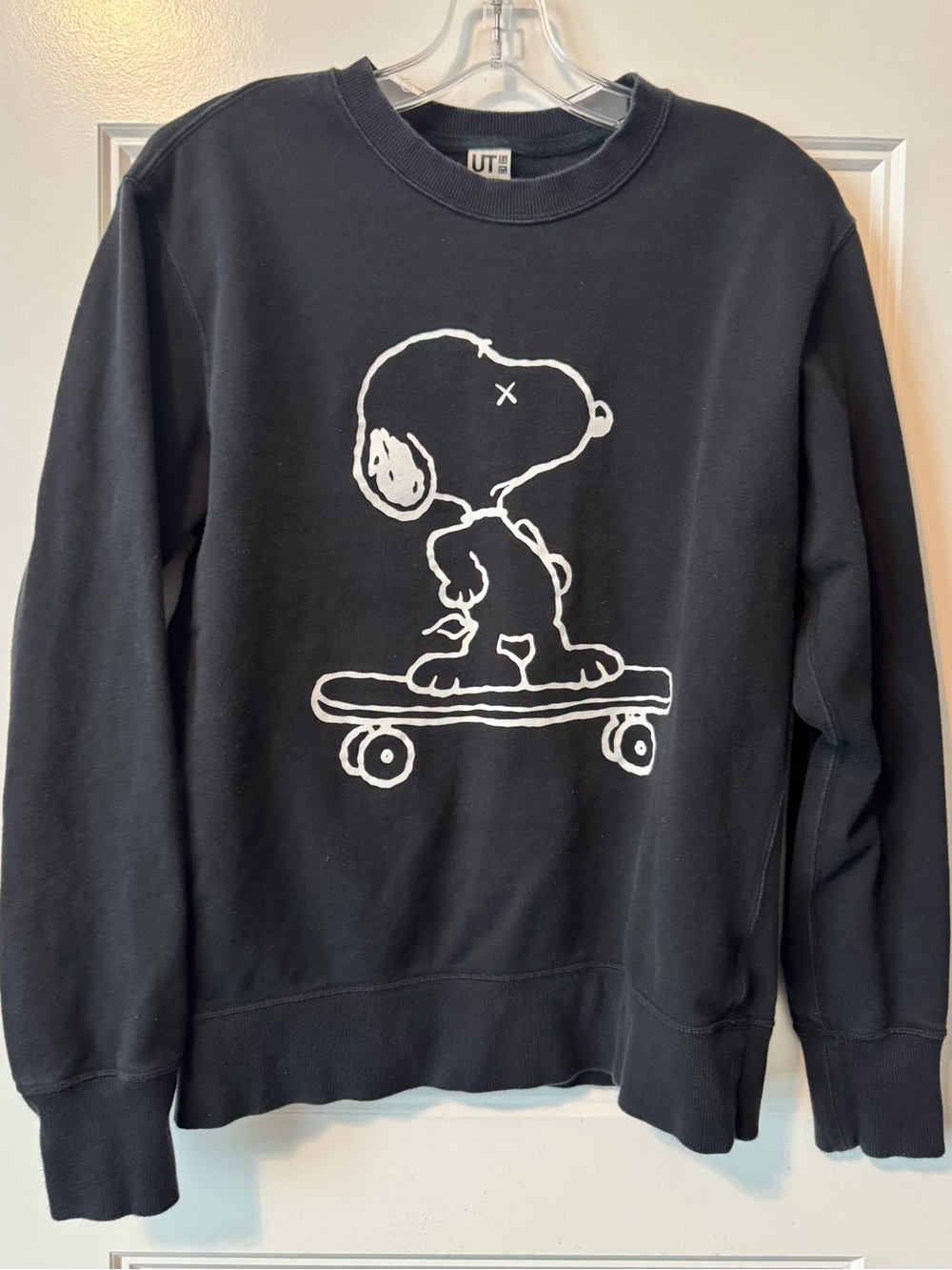 Uniqlo UT KAWS x Peanuts Snoopy Skateboard Crewneck Sweatshirt SM Black UNISEX